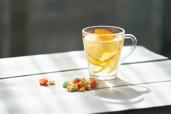 Apelsin-citron drink i milda strålar morgonsolen. — Stockfoto