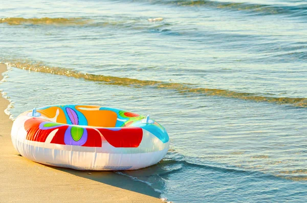 Cerchio gonfiabile colorato per il nuoto in mare, estate . — Foto Stock