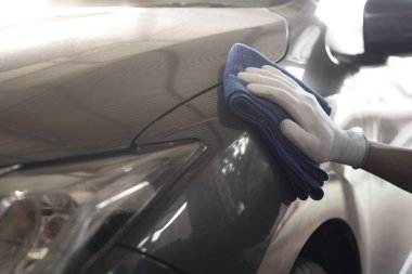 İşçiler araba mendili kullanır, arabanıza dikkat edin..