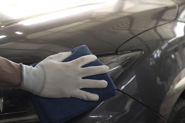 Workers use car wipes, Take care of your car.