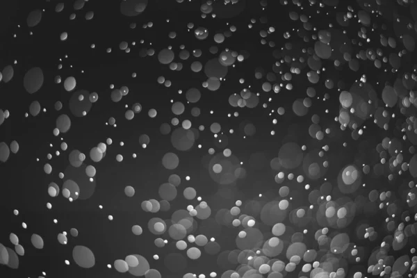 어둠 속에서 흰색 보케 배경, L에 영향을 미치는 물방울 — 스톡 사진
