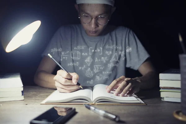 Chłopiec czytanie książek w nocy, Formuła obliczania pojawia się w Pitu — Zdjęcie stockowe