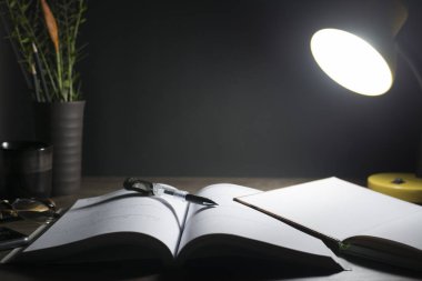 Geceleri okuma masası, masada açık kitaplar, Pe kapat