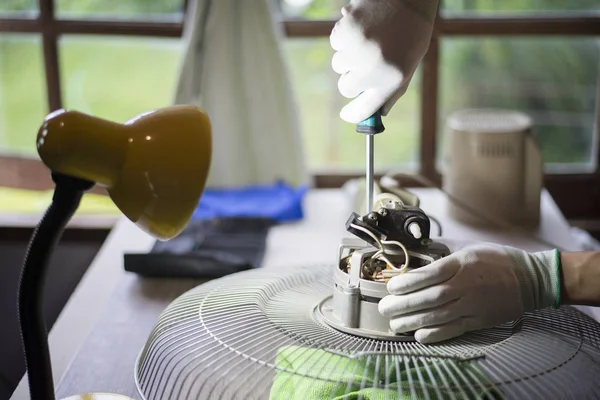 Reparación y mantenimiento de electrodomésticos, mecánico está fijando th — Foto de Stock