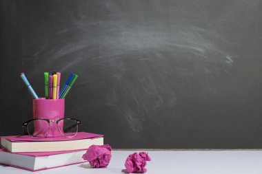 Kitaplar ve kırtasiyeler masaya yerleştirilir