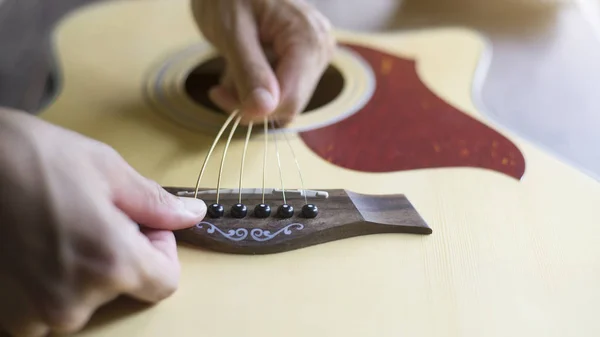 Akustik gitar dizeleri değiştirme