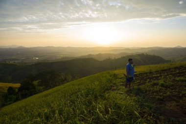 Yükselen güneş, sabahın erken saatlerinde tepenin manzarası