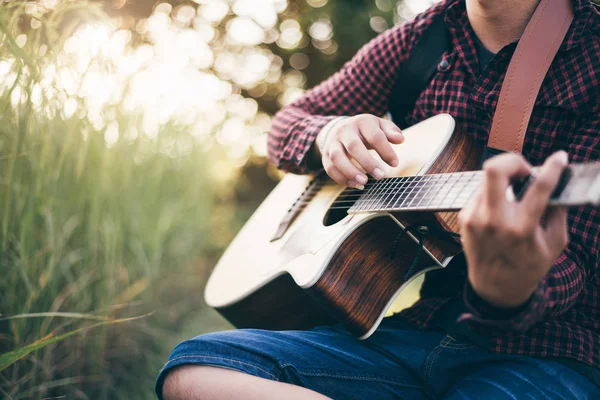 Muzyka w naturze, Mężczyzna noszący koszulę w kratę — Zdjęcie stockowe