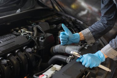 Yolculuktan önce araba bakımı, mükemmel motor tamircisi..