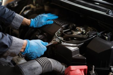 Motoru kontrol ediyorum, Tamirci motoru tamir ediyor, kopyalama alanı.