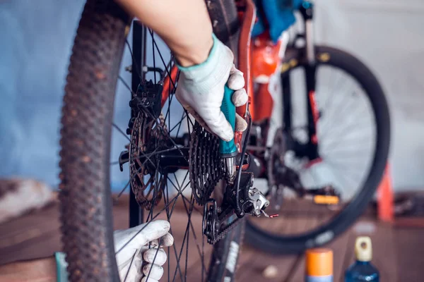 Fahrradpflege Mechaniker Befestigt Mountainbike Befestigung Des Hinteren Gangs Nahaufnahme — Stockfoto
