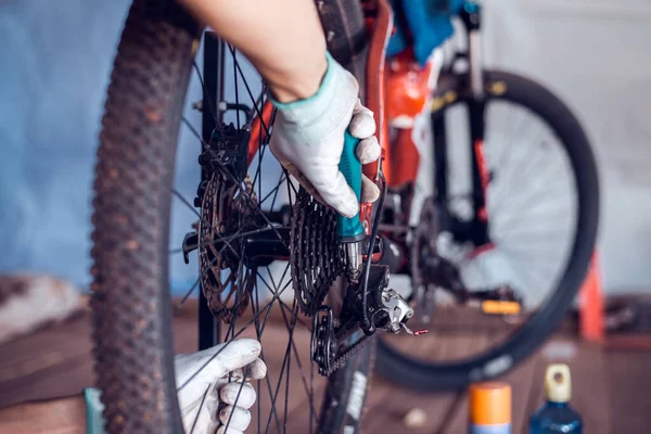 Kerékpár Ellátás Szerelő Rögzíti Mountain Bike Rögzítő Hátsó Felszerelés Közelkép — Stock Fotó