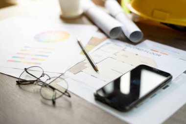 Mimarın masası, bina tasarımlarının analizi, kaleme odaklanma, yakın çekim..