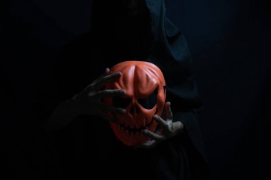 Şeytan 'ın elinde hayalet maskesi, Cadılar Bayramı konsepti.