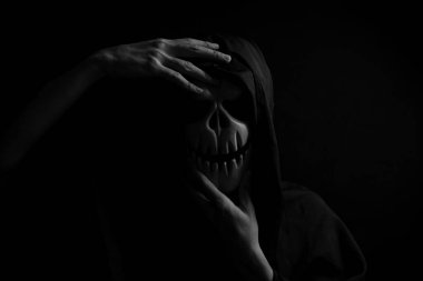 Karanlık bir gecede hayalet maskesi, Cadılar Bayramı Konsepti.