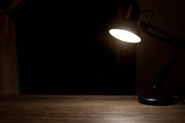 Lamba gece masada, mesaj için boş alan.