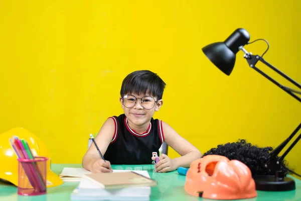 Счастливые Дети Очках Выполняющие Домашнюю Работу Выкладывают Оборудование Стол — стоковое фото