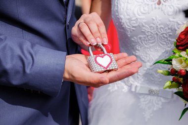 Gelin ve damat vintage kilit ile elleri