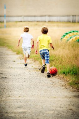 İki çocuk futbol oynuyor.