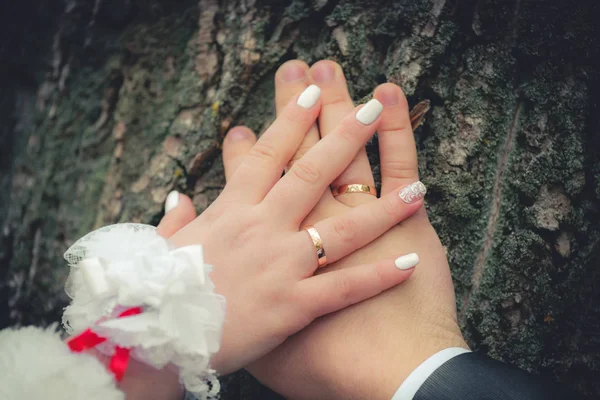 Tillsammans Händerna Ung Tjej Och Ung Man För Bröllopet Engagemang — Stockfoto