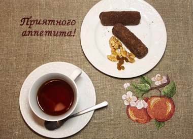 Fincan çay ve kek branda nakış ile gelen peçeteye 