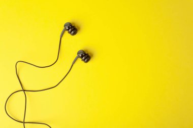 Sarı arka planda kulaklıklar