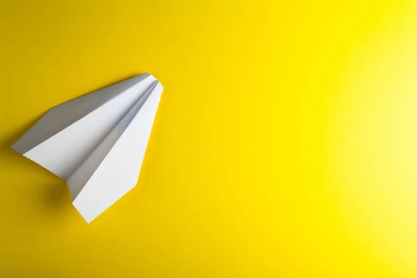 Avião de papel no fundo amarelo — Fotografia de Stock