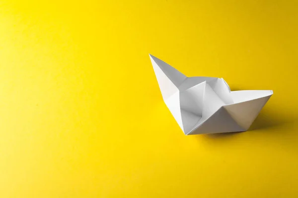 背景が黄色のボート折り紙 — ストック写真