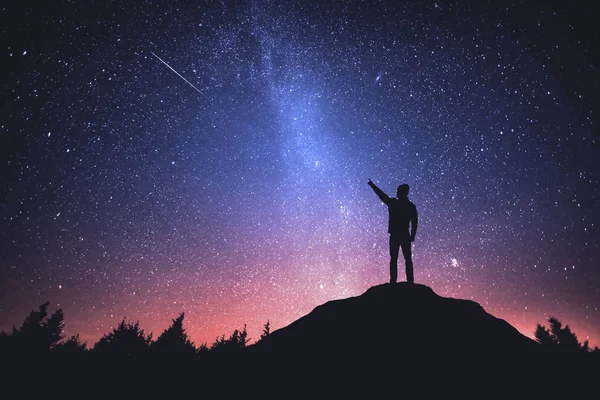 Nocne niebo z gwiazd i sylwetka człowieka stojący — Zdjęcie stockowe