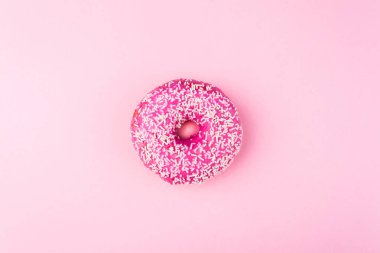 Pastel pembe üzerinde pembe sırlı çörek