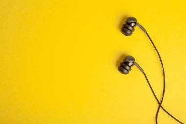 Sarı arka planda kulaklıklar