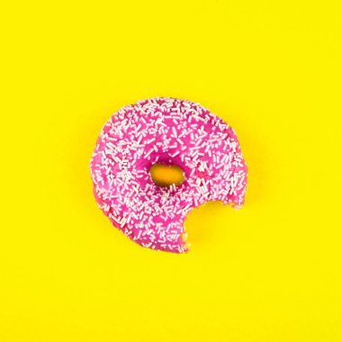 Minimalizm, sarı bir arka plan, yukarıdan çörek fotoğrafta düz stil üzerinde renk kontrastı