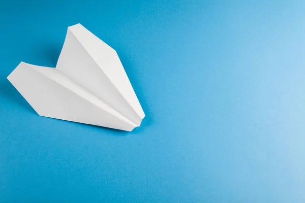 Avião de papel em fundo azul — Fotografia de Stock