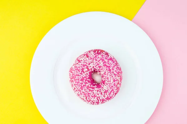 Leckerer Donut mit Belag — Stockfoto