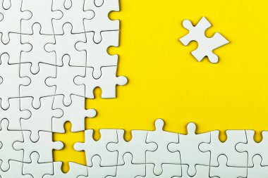 Bulmaca sarı zemin üzerine beyaz ayrıntılarını.