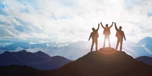 Silhouet van het team op de piek van de berg — Stockfoto