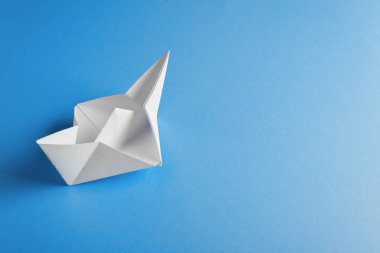 tekne kağıt origami mavi zemin üzerine