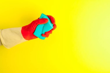 Bir sünger yemekler için tutan el