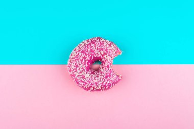 Nane ve pembe bir arka plan üzerinde bir pembe izole çörek