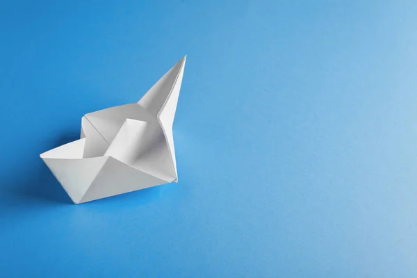 Origami de papel de barco no fundo azul — Fotografia de Stock