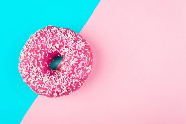 Nane ve pembe bir arka plan üzerinde bir pembe izole çörek