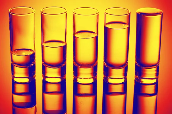 Rij van glazen voor wodka — Stockfoto