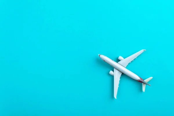 Avión sobre fondo de color pastel azul . — Foto de Stock