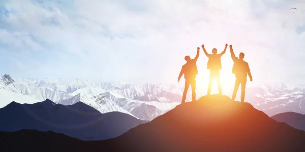 Silhouette of the team on the mountain — Stock Photo, Image