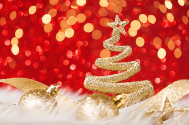 Altın yıldız ve daire bokeh veya parlak ışık ile Noel ağacı parlayan