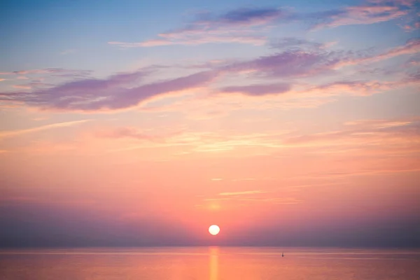 紫の空の色に黄昏の夕日 — ストック写真