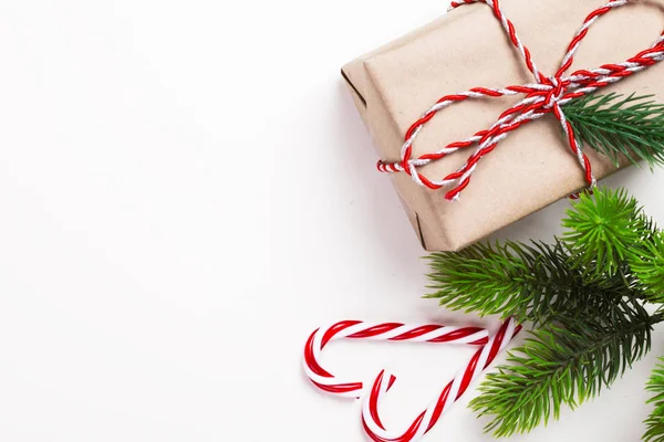Vintage vánoční dárek s bonbóny a strom na bílém pozadí — Stock fotografie