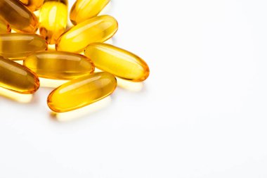 Beyaz arkaplan üzerindeki Omega 3 kapsüllerini kapat