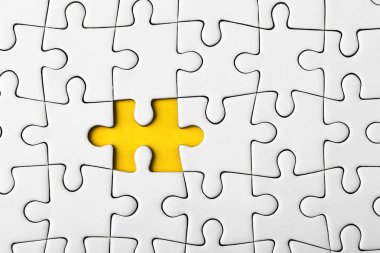 bilmecenin sarı zemin üzerine görevi tamamlamak için son parçası koymak