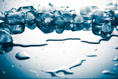 Beyaz zemin üzerine mavi buz erime